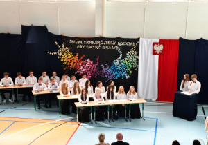 Uczniowie klasy VIII występują podczas akademii.